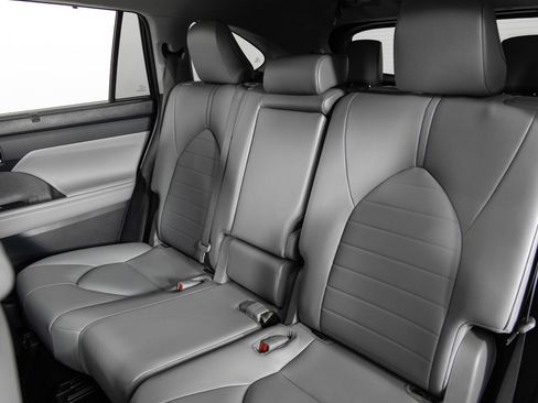 Used 2022 Toyota Highlander XLE image 17