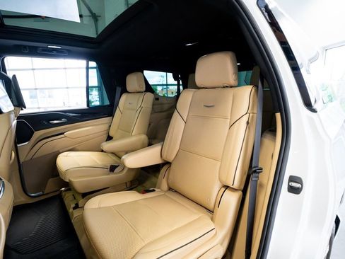 Used 2021 Cadillac Escalade Premium Luxury AWD/4WD image 52