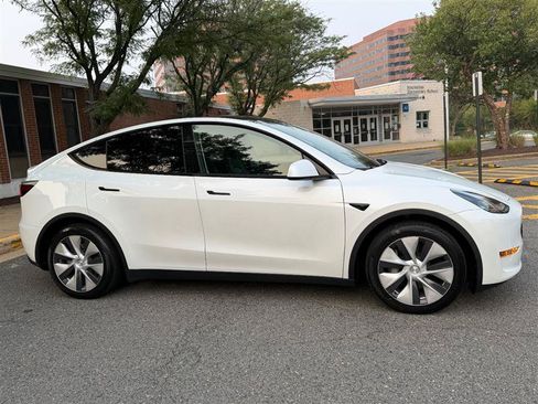 Used 2024 Tesla Model Y Long Range AWD/4WD image 6