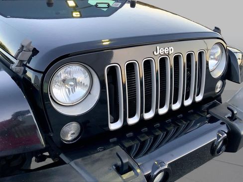 Used 2016 Jeep Wrangler Unlimited Sahara w/ Connectivity Group AWD/4WD image 26