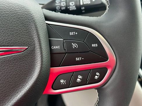 Used 2023 Chrysler Pacifica Touring-L AWD/4WD image 18