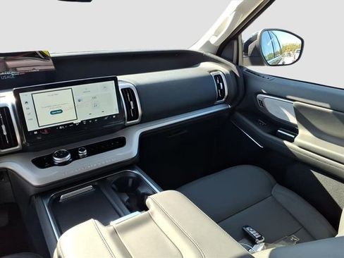 New 2026 Ford Expedition Active image 9