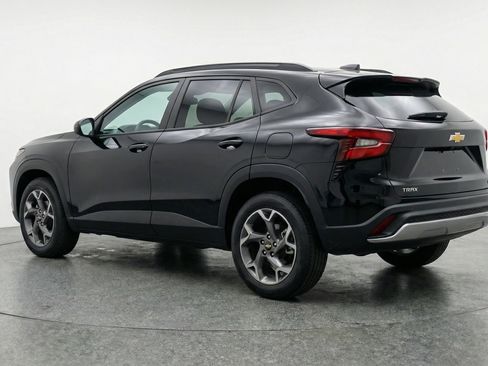 Used 2025 Chevrolet Trax LT w/ LT Convenience Package FWD image 6