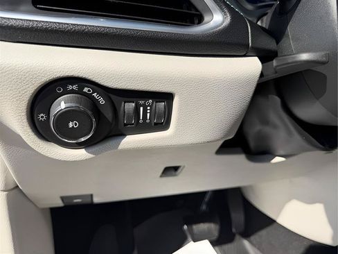 Used 2018 Chrysler Pacifica Limited w/ Advanced Safetytec Group FWD image 23