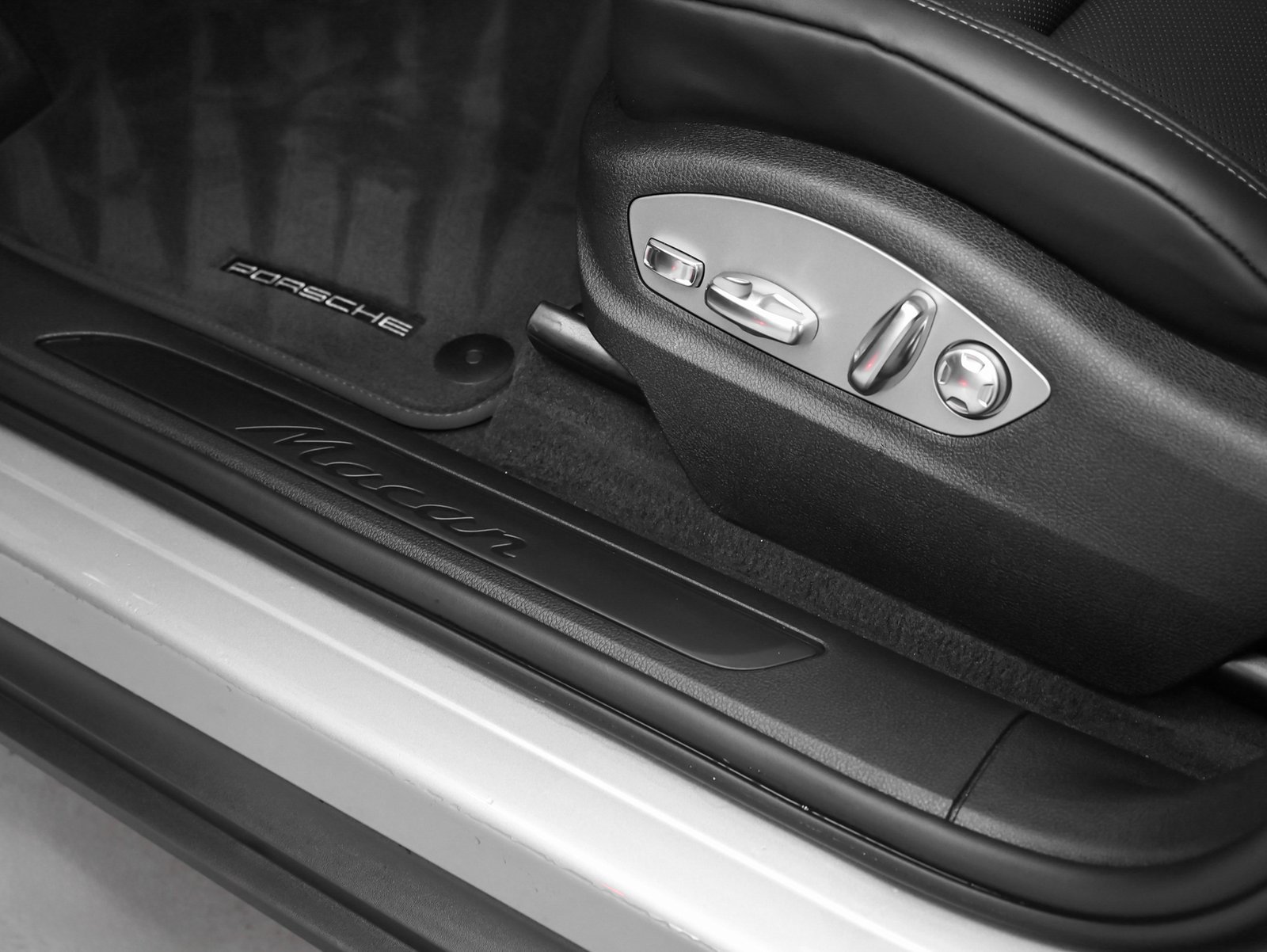 Certified 2025 Porsche Macan AWD/4WD image 25