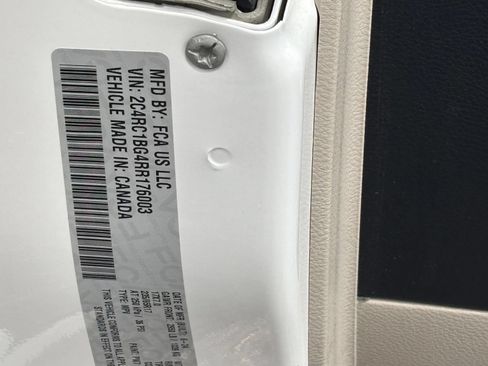 Used 2024 Chrysler Pacifica Touring-L FWD image 12