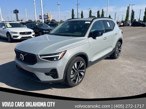 Certified 2025 Volvo XC40 B5 Plus AWD/4WD image 1
