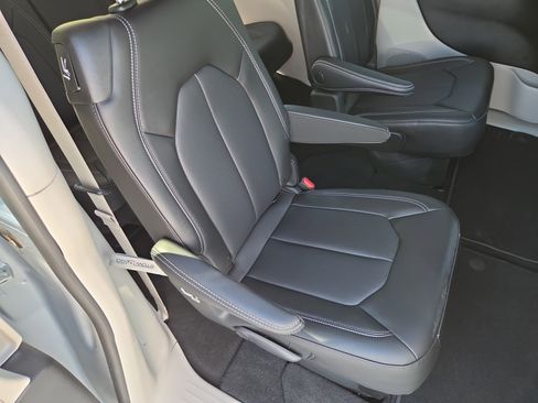 Used 2023 Chrysler Pacifica Touring-L AWD/4WD image 21