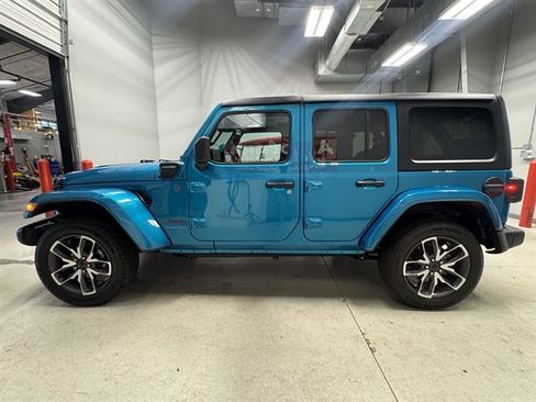 Used 2024 Jeep Wrangler Unlimited w/ Convenience Group AWD/4WD image 5