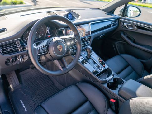 Certified 2026 Porsche Macan AWD/4WD image 4