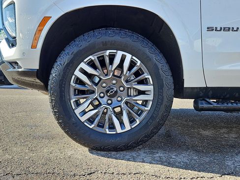 Used 2025 Chevrolet Suburban Z71 image 11