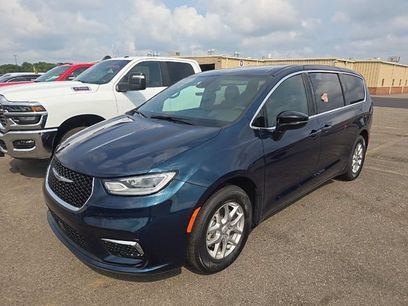 Used 2025 Chrysler Pacifica Select