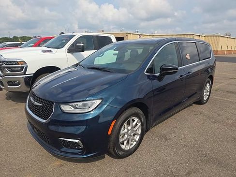 Used 2025 Chrysler Pacifica Select FWD image 1
