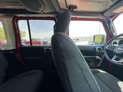 Used 2025 Jeep Wrangler Unlimited Sahara w/ Safety Group AWD/4WD image 16