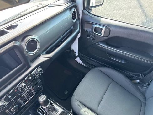Used 2020 Jeep Wrangler Unlimited Sahara AWD/4WD image 31