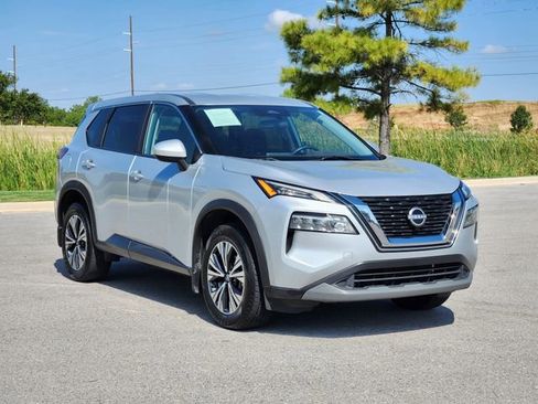 Used 2023 Nissan Rogue SV image 3