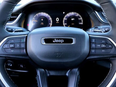 New 2025 Jeep Grand Cherokee L Laredo image 11