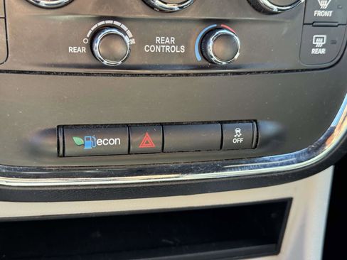 Used 2019 Dodge Grand Caravan SXT image 28