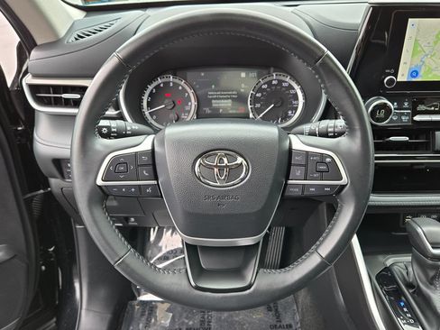 Used 2024 Toyota Highlander XLE AWD/4WD image 19