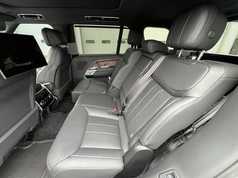 Used 2025 Land Rover Range Rover Long Wheelbase SE image 32