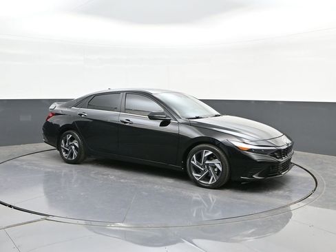 Used 2025 Hyundai Elantra SEL FWD image 17