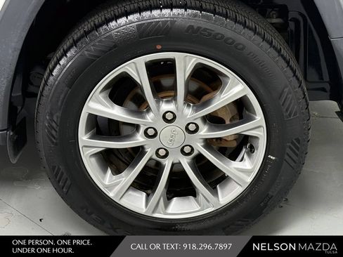 Used 2019 Jeep Cherokee Latitude Plus w/ Comfort/Convenience Group FWD image 13