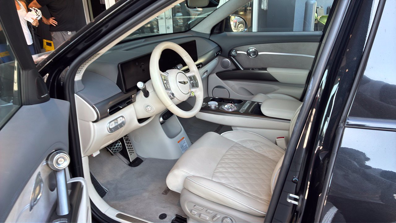 Used 2023 Genesis GV60 Performance AWD/4WD image 31