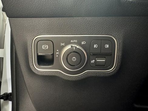 Used 2025 Mercedes-Benz GLB 250 image 22