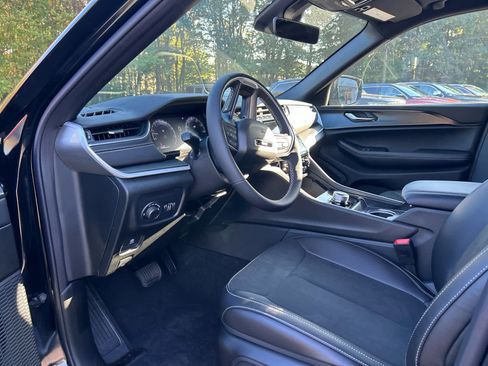 New 2025 Jeep Grand Cherokee Laredo image 18