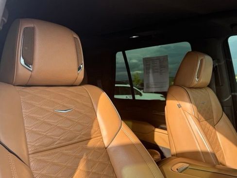 Certified 2023 Cadillac Escalade Premium Luxury w/ LPO, Radiant Package AWD/4WD image 30