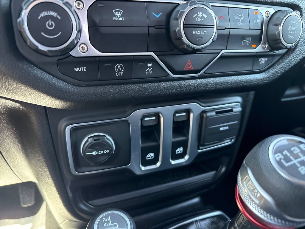 Used 2025 Jeep Wrangler Sport AWD/4WD image 17