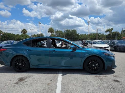 Used 2025 Toyota Camry SE FWD image 4