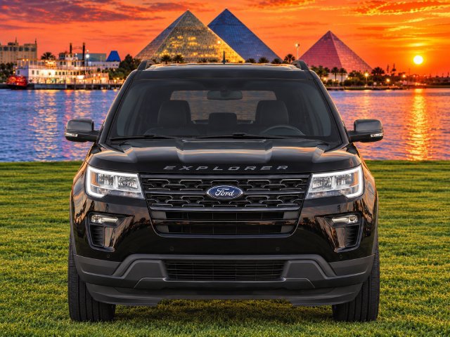 Used 2018 Ford Explorer XLT w/ Equipment Group 202A FWD image 2