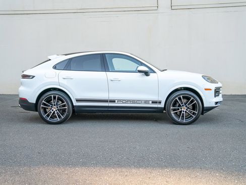 Certified 2025 Porsche Cayenne Coupe AWD/4WD image 8