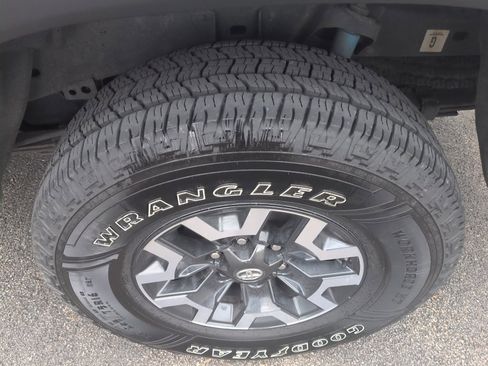 Used 2017 Toyota Tacoma TRD Off-Road image 7