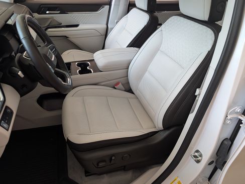 Used 2025 GMC Acadia Denali w/ Super Cruise Package FWD image 17