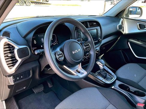 Used 2023 Kia Soul LX w/ LX Technology Package FWD image 12