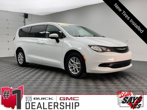 Used 2022 Chrysler Voyager LX FWD image 1