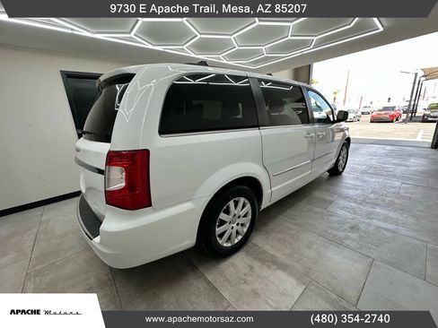 Used 2014 Chrysler Town & Country Touring image 6