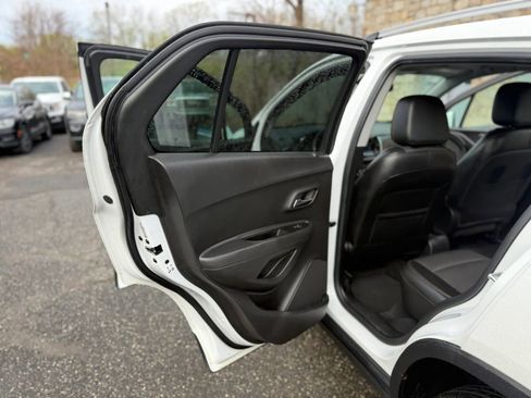 Used 2018 Chevrolet Trax LT w/ LT Convenience Package image 21