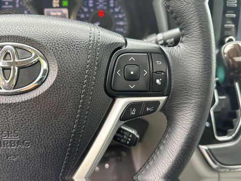 Used 2018 Toyota Sienna XLE FWD image 28