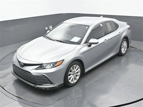 Used 2021 Toyota Camry LE image 33