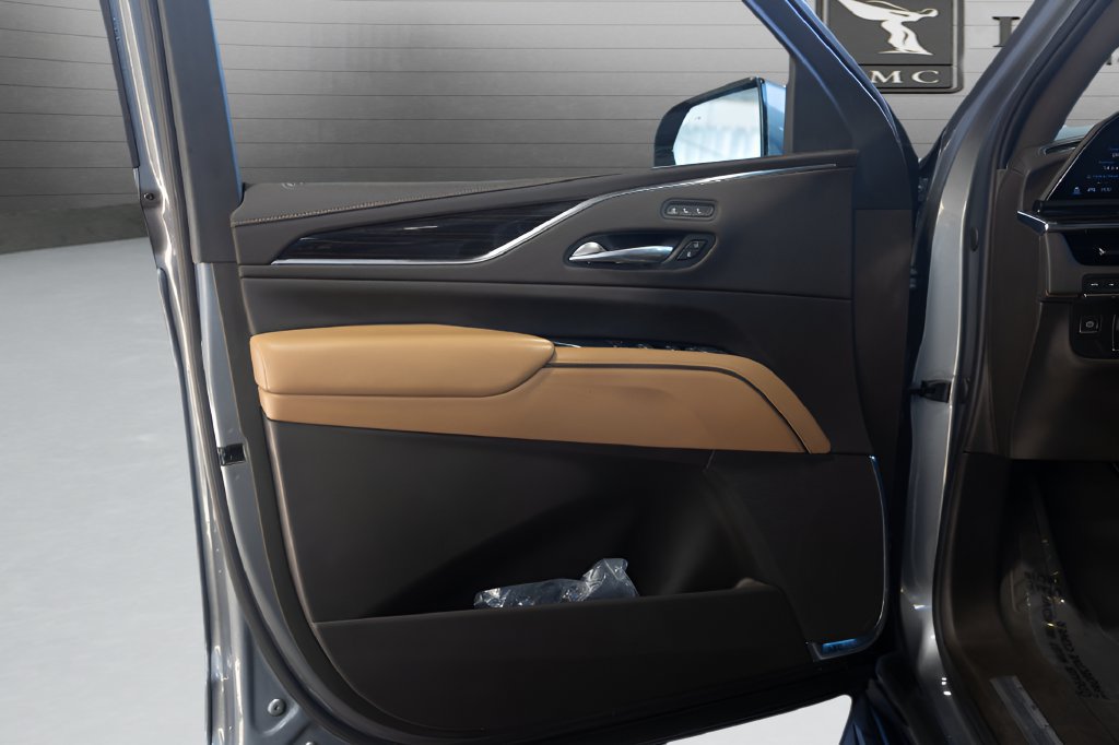 Used 2022 Cadillac Escalade ESV Sport w/ LPO, ONYX Package AWD/4WD image 32