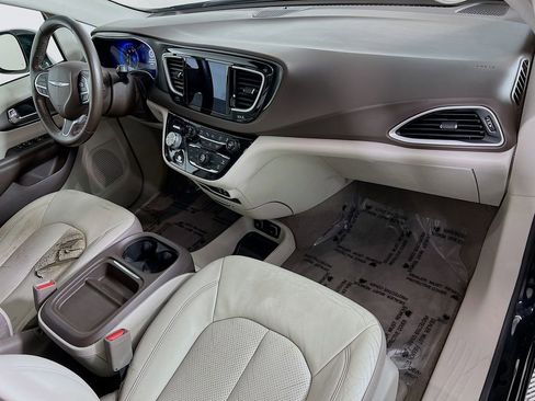 Used 2019 Chrysler Pacifica Touring-L w/ Advanced Safetytec Group image 30