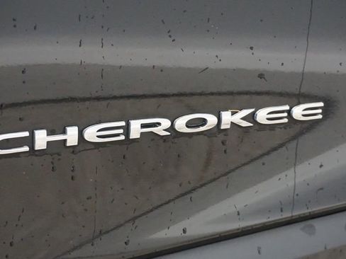 Certified 2019 Jeep Cherokee Latitude w/ Popular Appearance Group image 16