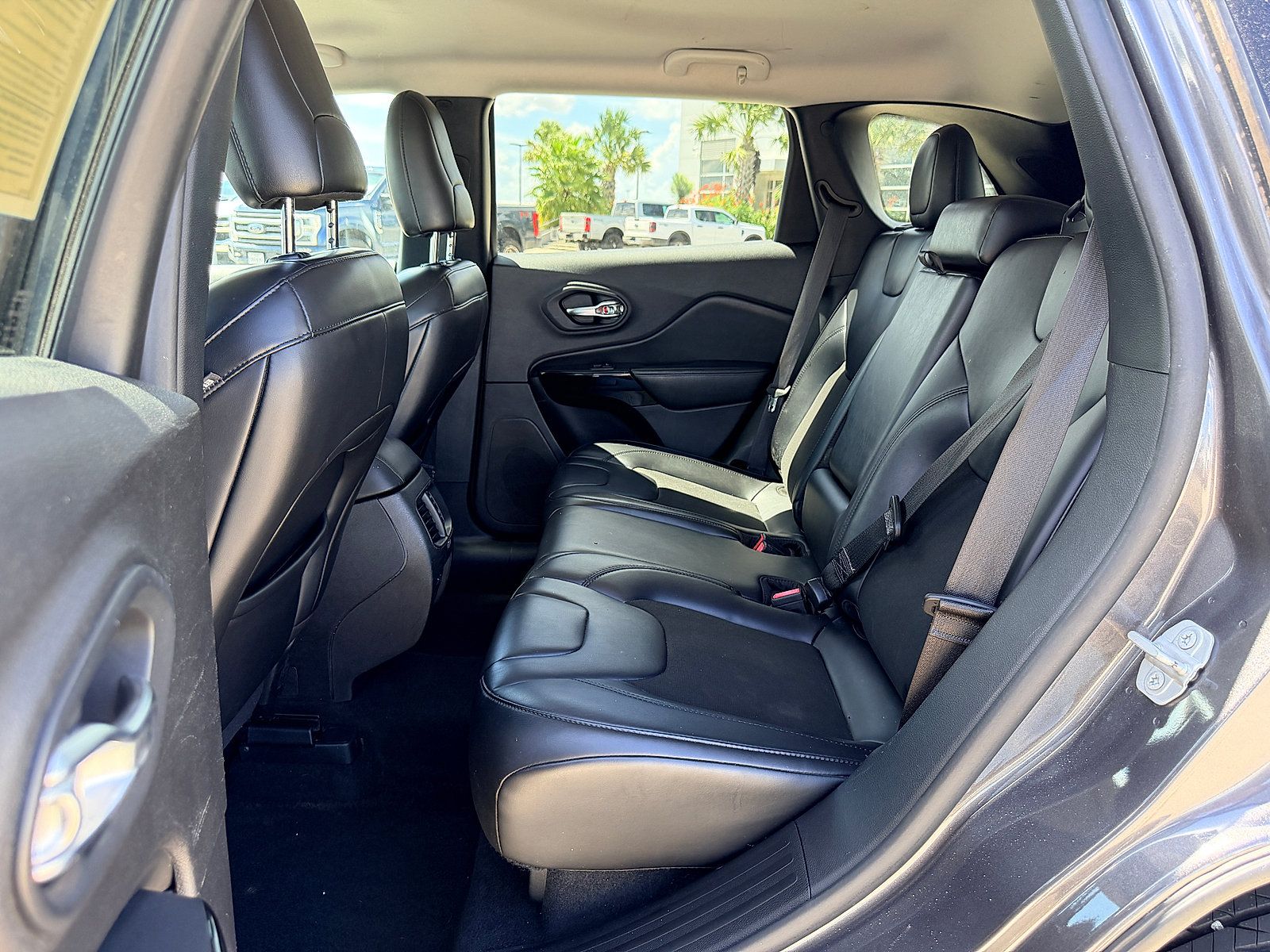 Used 2020 Jeep Cherokee Latitude Plus AWD/4WD image 18