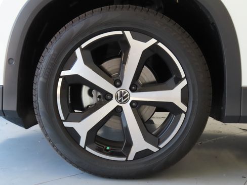 New 2025 Volkswagen Tiguan SE image 27