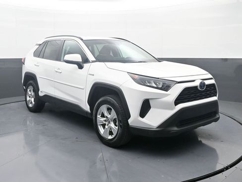 Used 2020 Toyota RAV4 LE image 3