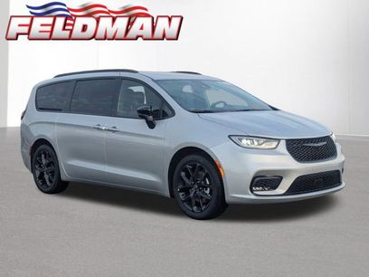 New 2026 Chrysler Pacifica Select w/ S Appearance Package