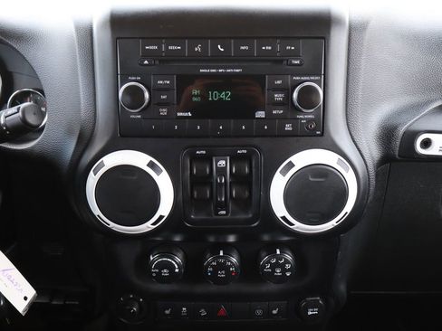 Used 2015 Jeep Wrangler Unlimited Sahara image 33